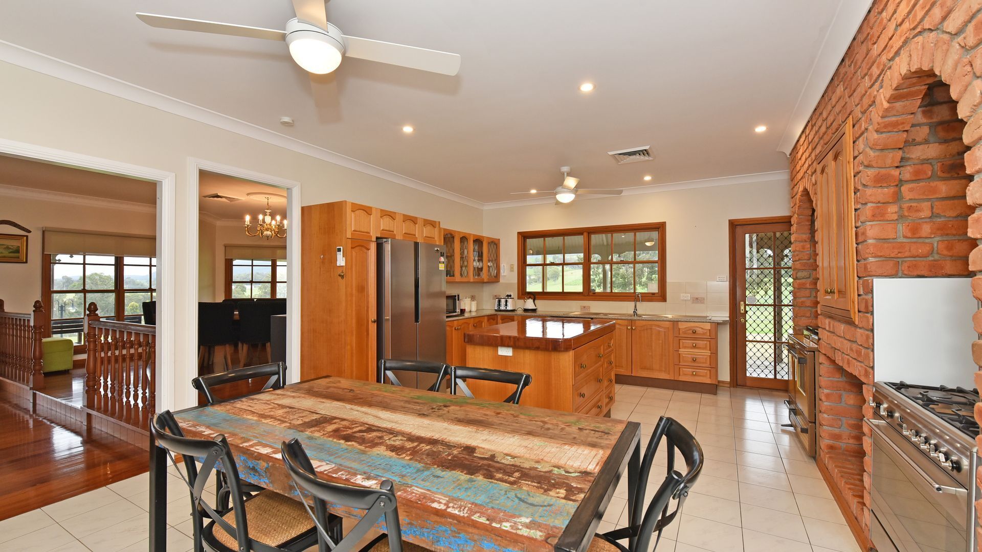 Jääkaappi, mikroaaltouuni, uuni, astianpesukone