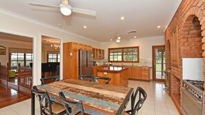 Kjøleskap, mikrobølgeovn, ovn og oppvaskmaskin