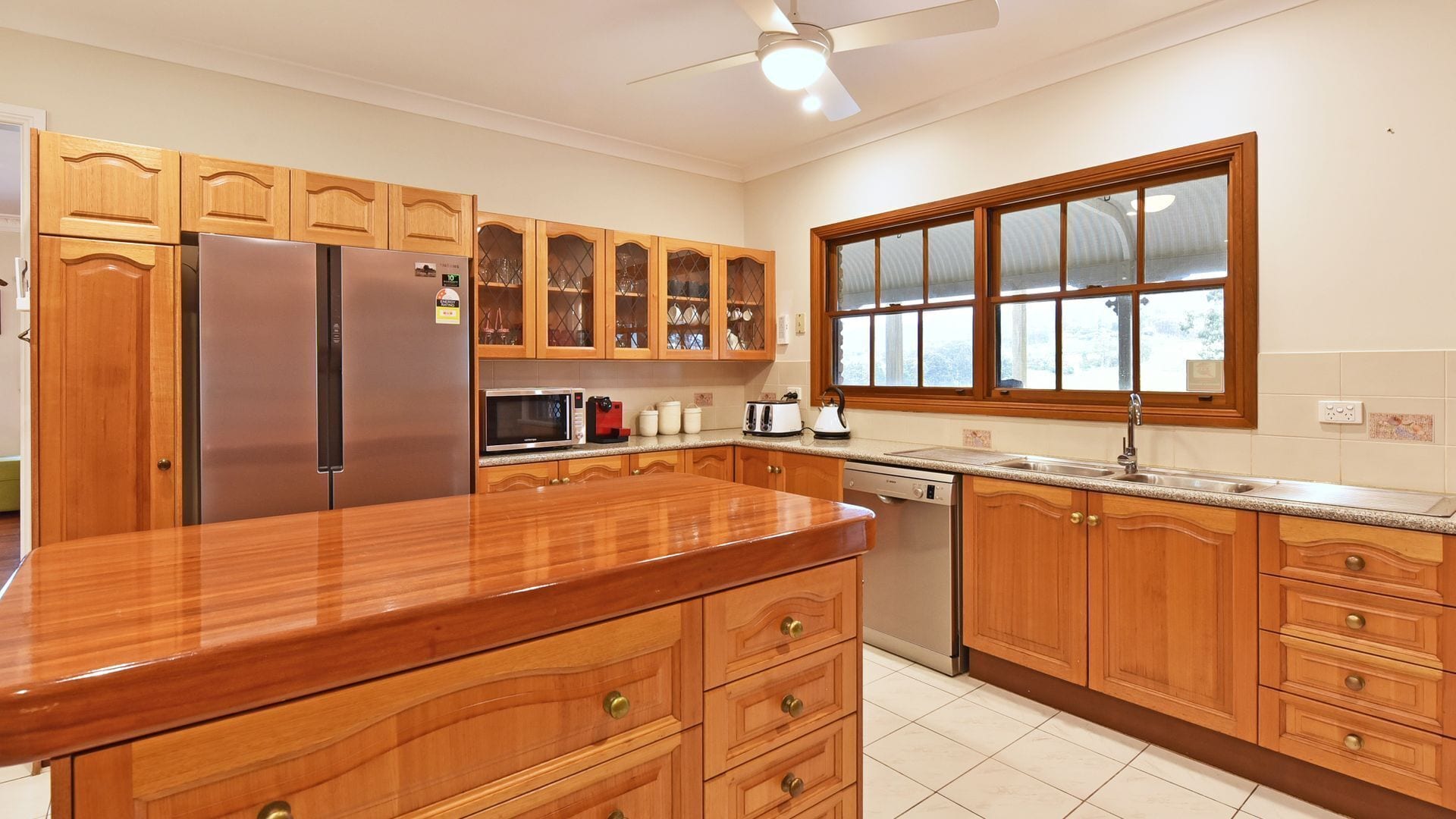 Kjøleskap, mikrobølgeovn, ovn og oppvaskmaskin