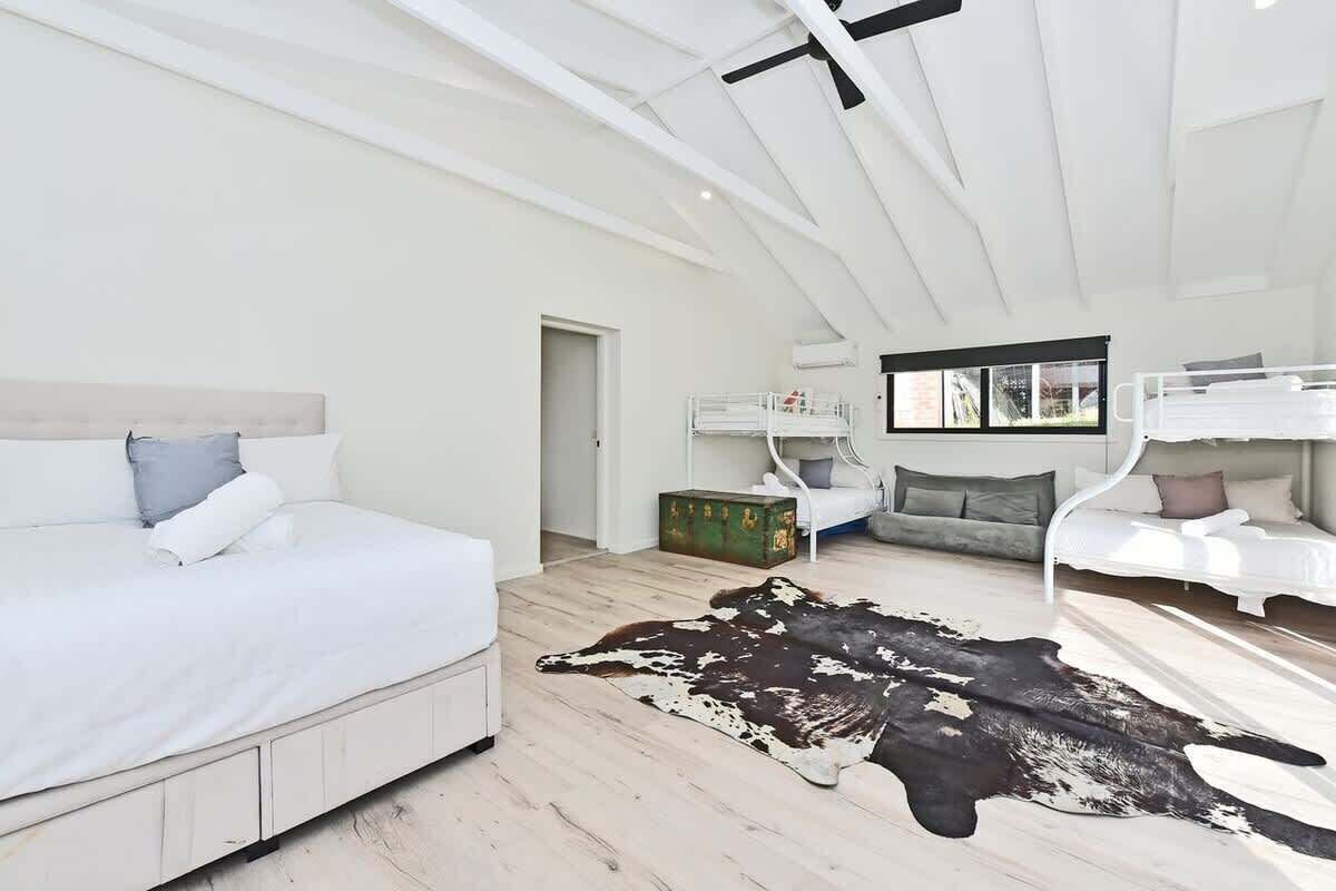 5 bedrooms, iron/ironing board, WiFi, bed sheets