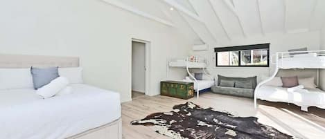 5 bedrooms, iron/ironing board, WiFi, bed sheets