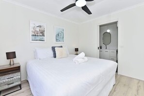 5 bedrooms, iron/ironing board, WiFi, bed sheets - On The Lake at Fishing Point (Fishing Point)