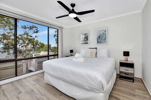 5 bedrooms, iron/ironing board, WiFi, bed sheets