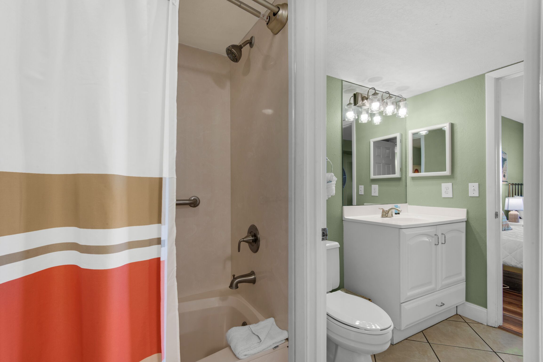 Une salle de bain avec douche, toilettes et lavabo.
