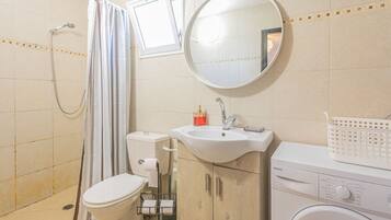 Badewanne, Handtücher, Seife, Toilettenpapier