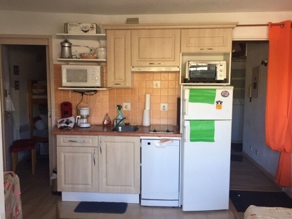 Fridge, microwave, stovetop, dishwasher - Cozy Studio for 4 in Arette - Ski-In/Ski-Out, Balcony with Slope Views, Free Parking (Arette)