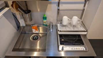 1F Dog Friendly Room, Non Smoking | Private kitchen | Mini-fridge, microwave, stovetop, electric kettle
