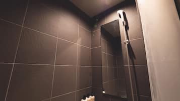 2-B, Non Smoking (pets not permitted) | Bathroom | Combined shower/tub, rainfall showerhead, designer toiletries