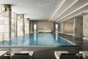 Una piscina cubierta, una piscina al aire libre de temporada