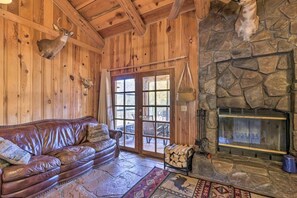 TV, fireplace, video games, DVD player - Greer Lodge- Guest Quarters (Greer)