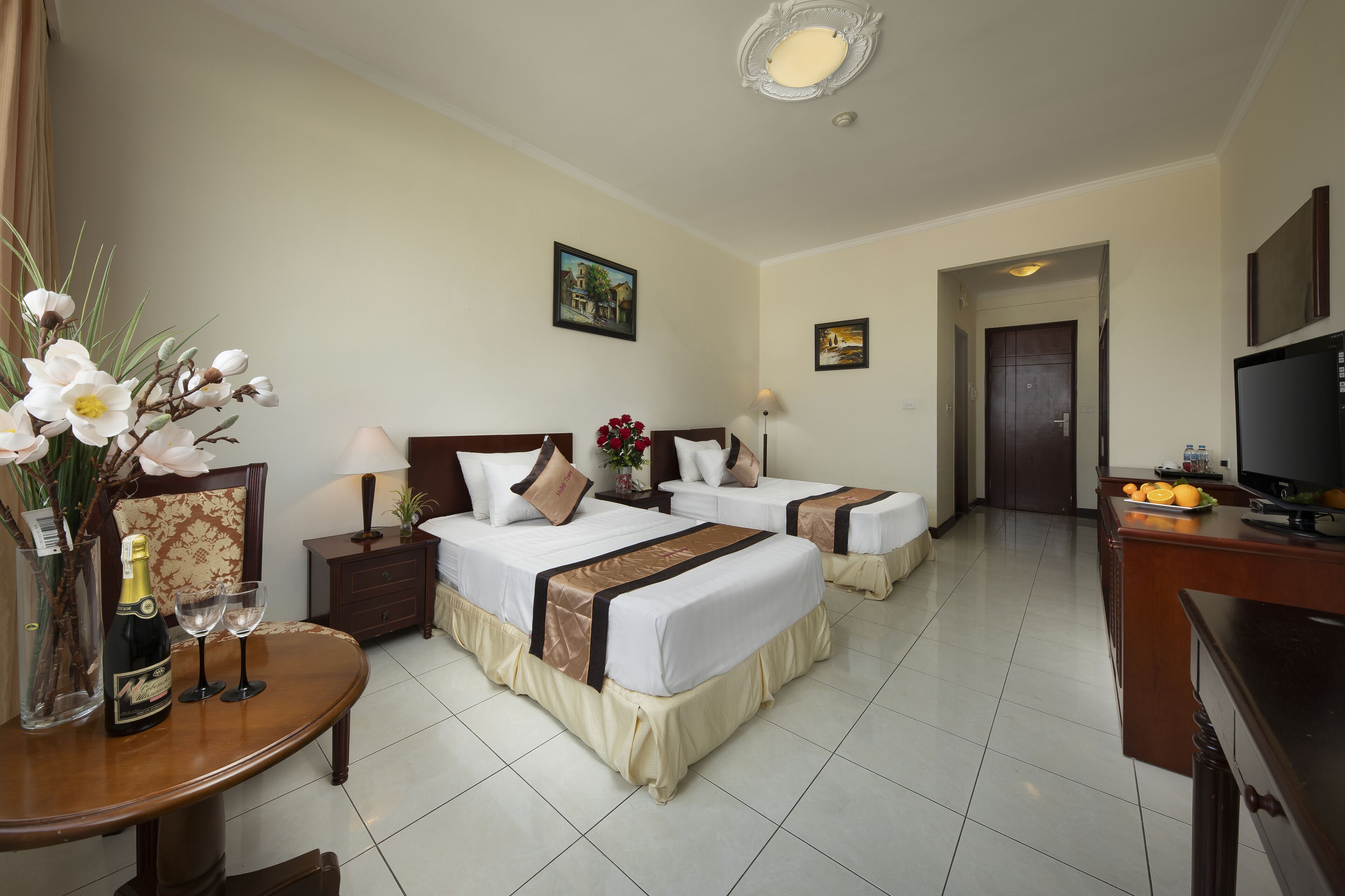 Bộ đồ giường cao cấp, nệm cao su hoạt tính (memory foam), minibar 