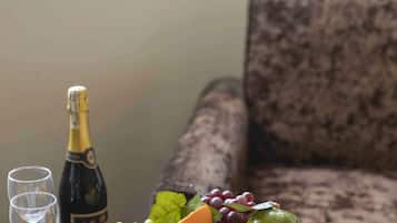 Luxe beddengoed, bedden met traagschuimmatras, een minibar