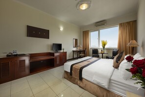 Premium bedding, memory-foam beds, minibar, in-room safe - Me Linh Hotel (Hanoi)