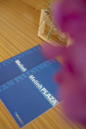 أغطية فراش متميزة وأسرّة بإسفنج يتكيف مع شكل الجسم وميني بار