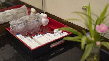 Artículos de tocador gratuitos, secador de pelo, toallas, jabón