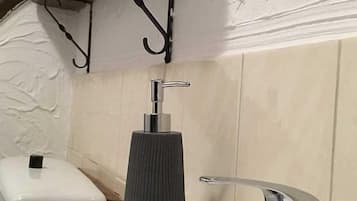 Regadera, secadora de cabello, toallas, jabón