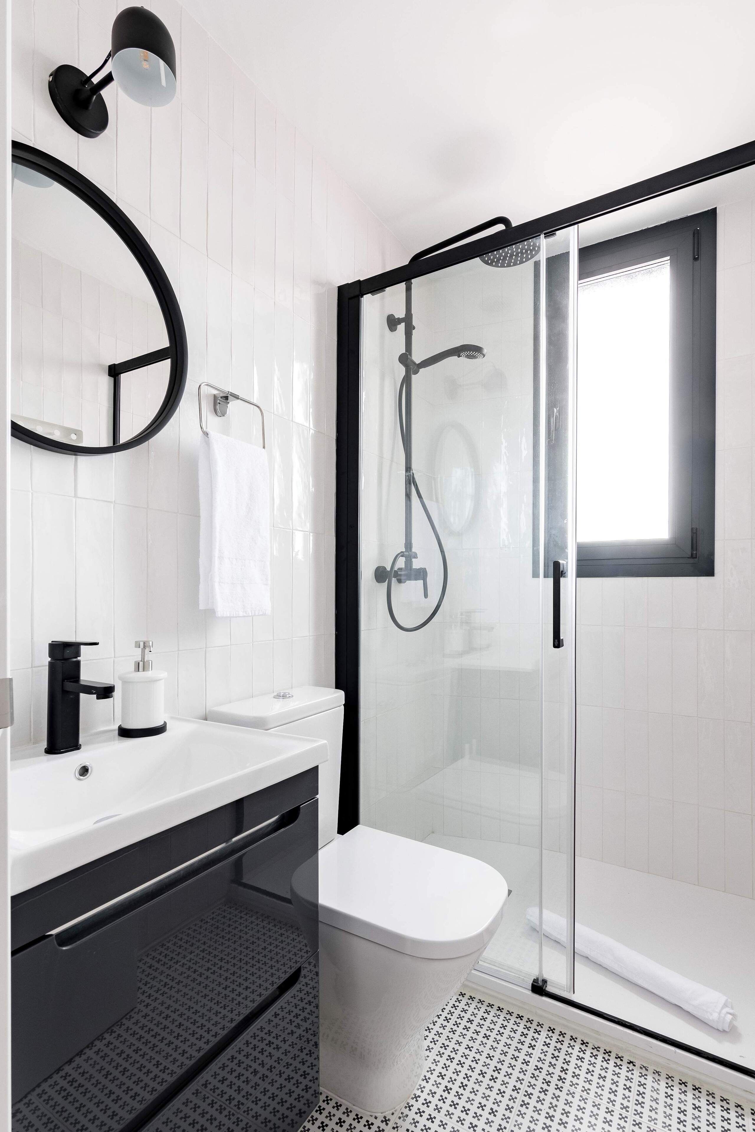 Apartamento | Banheiro | Chuveiro, secador de cabelo, toalhas de banho, sabonete