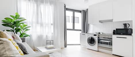 Appartement, 1 tweepersoonsbed met slaapbank | Privékeuken | Een koelkast, een magnetron, een oven, een kookplaat