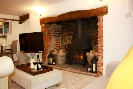 TV, fireplace. Romantic* Castle on the Hill Cottage *Framlingham