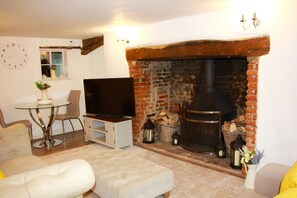 TV, fireplace - Romantic* Castle on the Hill Cottage *Framlingham (Framlingham)