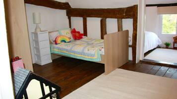 3 slaapkamers, een strijkplank/strijkijzer, gratis wifi, beddengoed