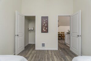 2 عدّة غرف نوم ومكواة/لوح كي وملاءات أسرّة