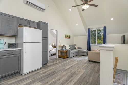 Locust Loft in Historic Windsor