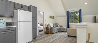 Locust Loft in Historic Windsor