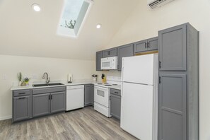 ثلاجة، ميكروويف، فرن، موقد طهي مسطح