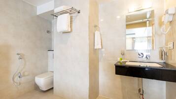 Une salle de bain moderne équipée de toilettes, d’une douche et d’un lavabo.