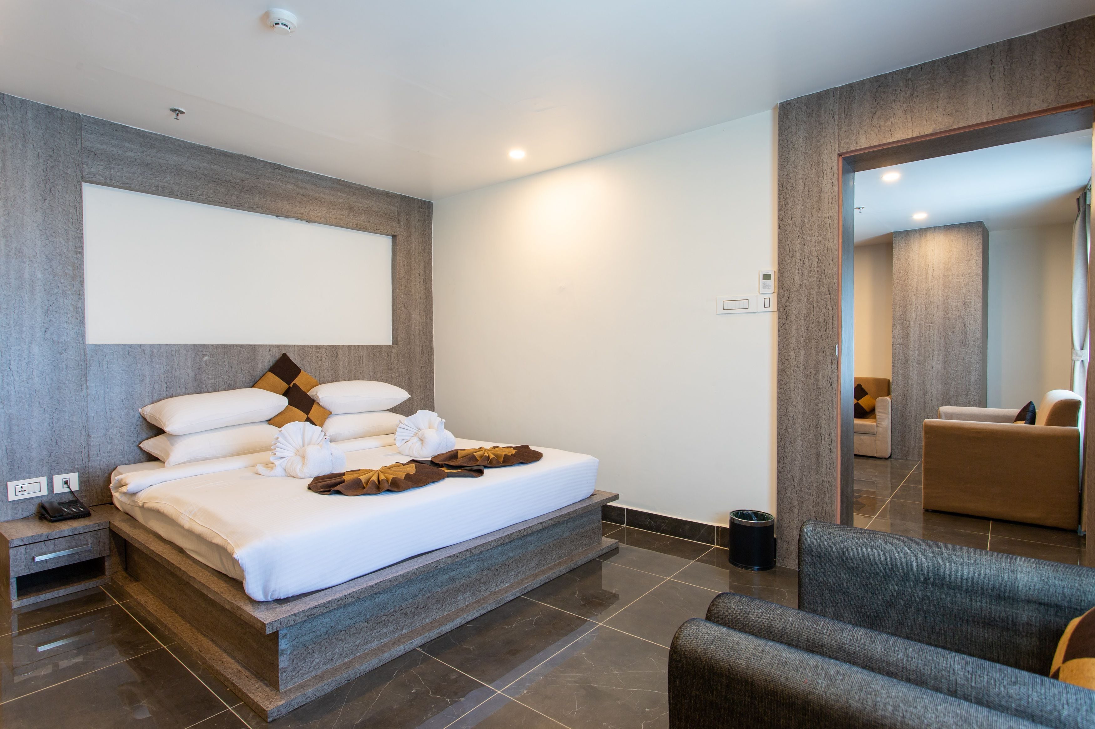 Premium Suite | Minibar, WiFi (free), bed sheets