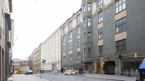 Et gadesyn med en bygning, store vinduer og en hjørneindgang.
