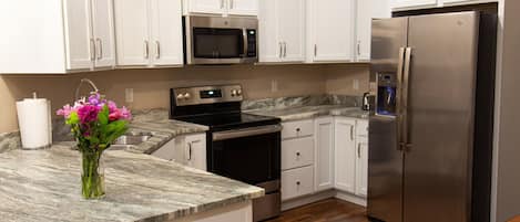 Refrigerador, microondas, horno, placa de cocina