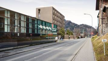 Ein modernes Gebäude mit großen Fenstern und einem Schild mit der Aufschrift 'Hotel Appertott'.