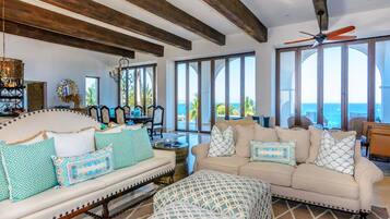 Smart-TV, DVD-Player, Bücher, Stereoanlage