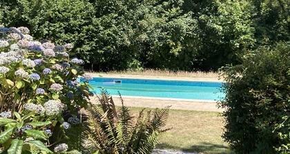 Charmant cottage dans un village tranquille prĂšs de la riviĂšre Helford.