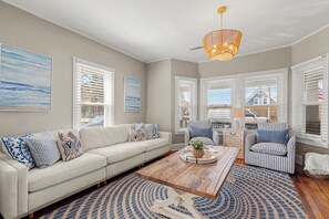 Una televisión, una oficina