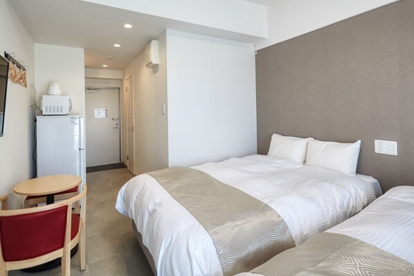 Escritorio, tabla de planchar con plancha, wifi gratis y ropa de cama