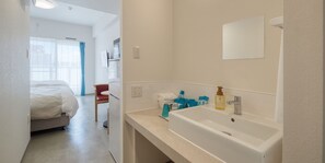 Desk, iron/ironing board, free WiFi, bed sheets - BiBi Hotel NAHAKUME (Naha)