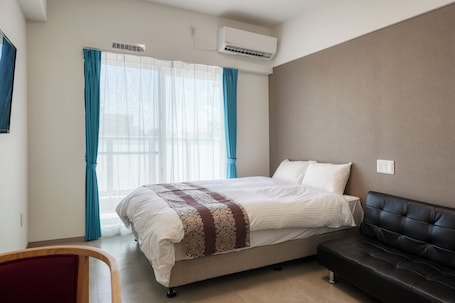 Escritorio, tabla de planchar con plancha, wifi gratis y ropa de cama