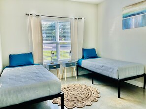 3 habitaciones, tabla de planchar con plancha y cuna de viaje 