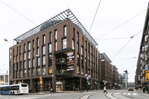 A modern building with multiple commercial spaces, including a cinema and a restaurant. - 1BR apartment with SPA in Kamppi Center (Helsinki)