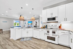 Fridge, microwave, stovetop, dishwasher