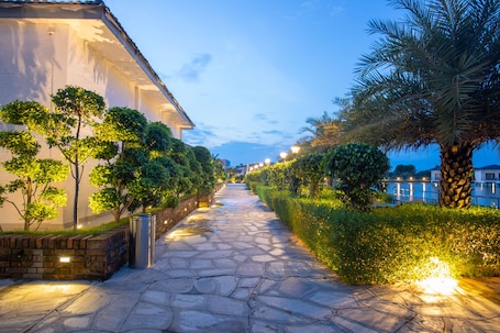 Garden. Lumbini Palace Resort