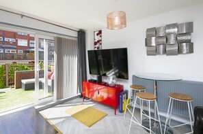 Smart TV - Arena Central - 6 beds 2 bathrooms parking great location for work or leisure. (Birmingham)