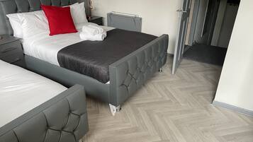 3 bedrooms, in-room safe, iron/ironing board, free WiFi