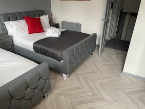 3 bedrooms, iron/ironing board, free WiFi, bed sheets - Arena Central - 6 beds 2 bathrooms parking great location for work or leisure. (Birmingham)