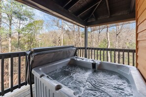 Outdoor spa tub - Pinnacle Suite Treehouse- Cedar Creek Rentals LLC (Cleveland)