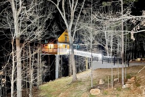 Exterior - Pinnacle Suite Treehouse- Cedar Creek Rentals LLC (Cleveland)