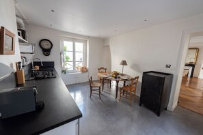 Réfrigérateur, micro-ondes, lave-vaisselle, cafetière/bouilloire